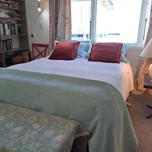 Bed & Breakfast On Hay Street By The Sea, Wellington